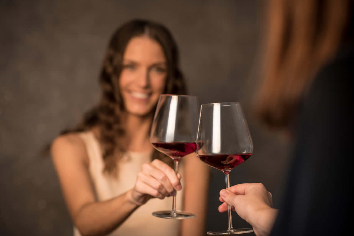 Paar stößt mit Weingläsern Verbelle / Vervino von Schott Zwiesel an