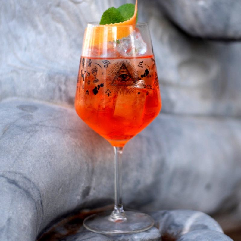 Aperol Spritz in einem verzeirten Weinglas