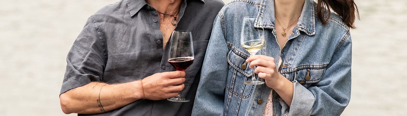 Fünf gefüllte Wein- und Sektgläser Taste von Schott Zwiesel stehen auf einer Glasplatte